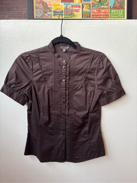 G2000 Tops - Y2K Classic Women's Brown Short-Sleeve Ruffled Button Shirt